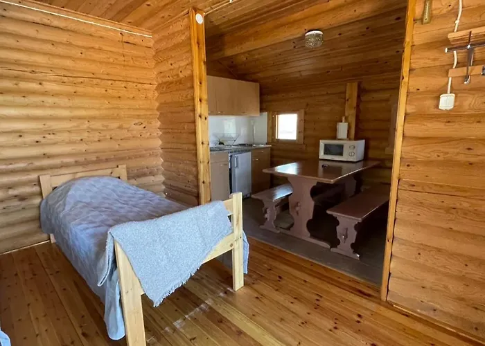 Kamp alanı Kolmiloukon Leirintaealue *